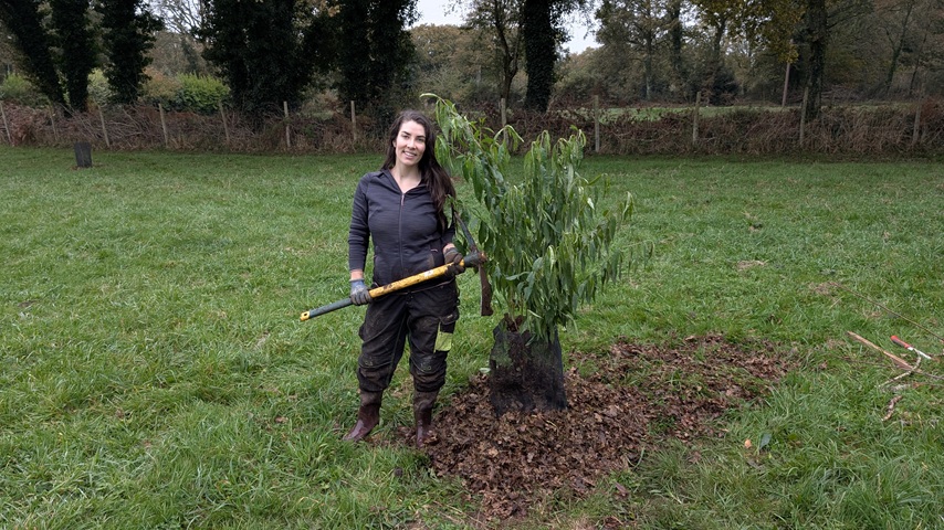 Dre Morgane LEBOSQ dans un verger agroécologique en Bretagne