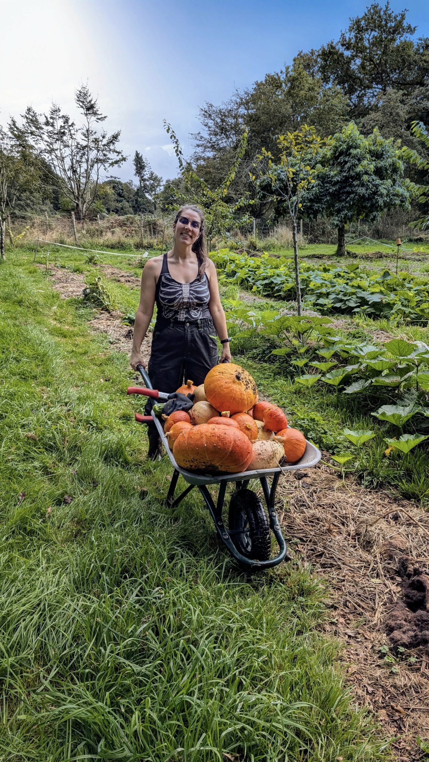 Morgane avec une récolte de courges à La Ferme de Morgane