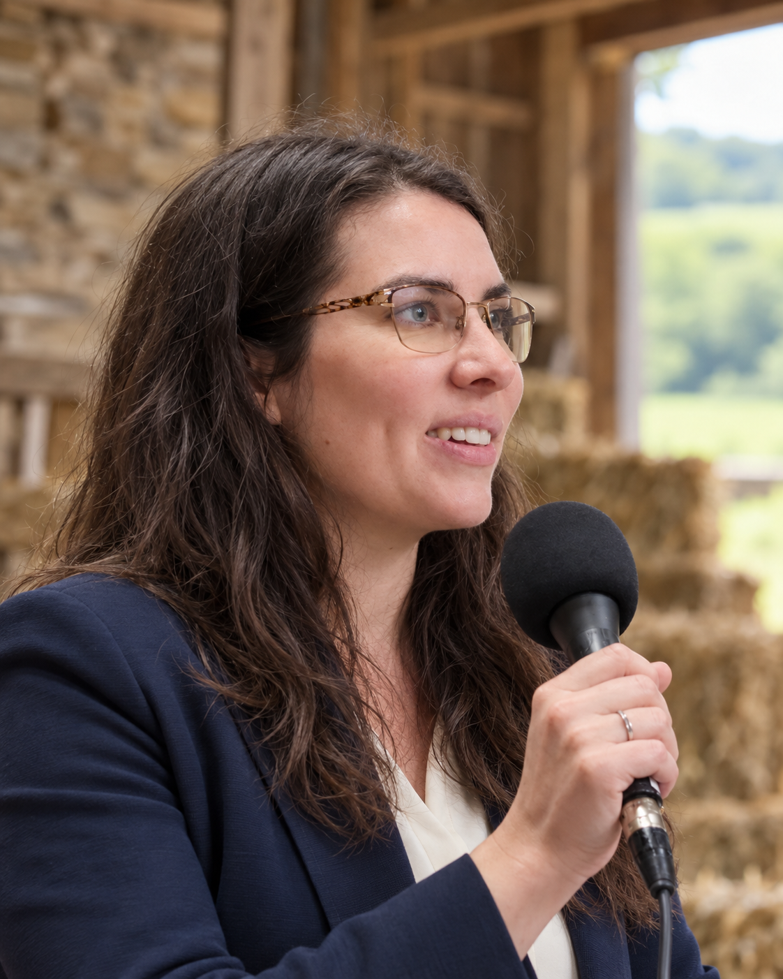 Morgane Lebosq prend la parole au micro dans une ferme